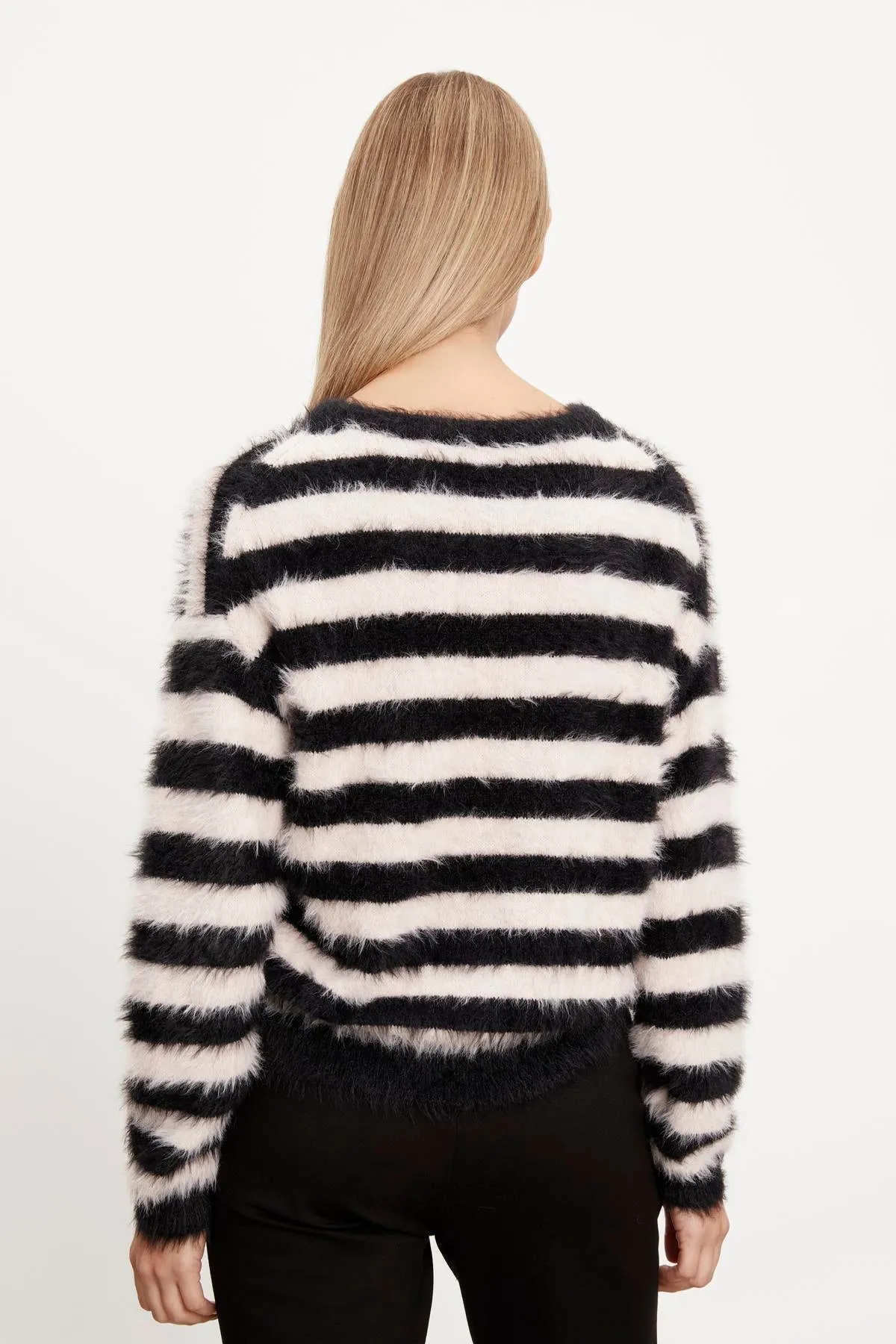 KIMBERLY FEATHER YARN CREW NECK SWEATER